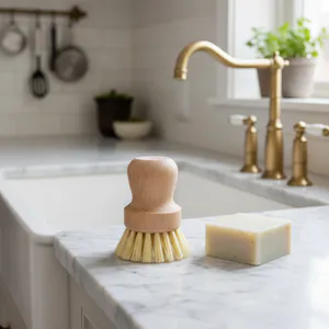 Oppvasktabletter og oppvasksåpe uten plast, skadelige kjemikalier, med miljøvennlige og effektive ingredienser.